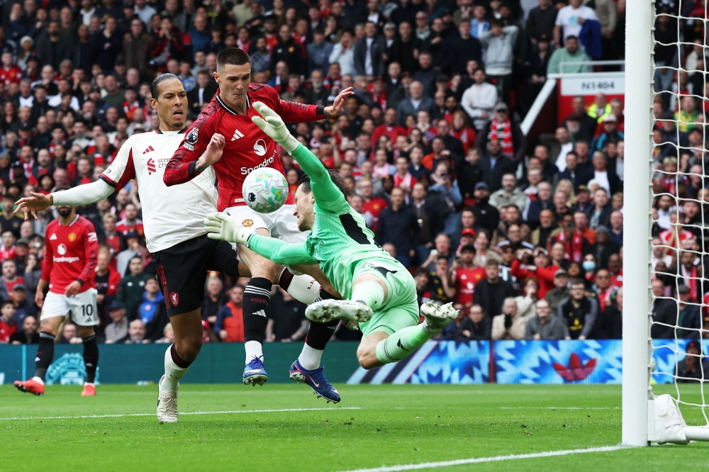 Manchester United Beat Liverpool 3-2 in Thrilling Encounter