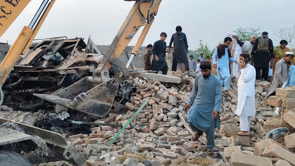 Bomb Rigged to Rickshaw Explodes in Pakistan Bazaar, Killing 9 1 Bomb Rigged to Rickshaw Explodes in Pakistan Bazaar, Killing 9