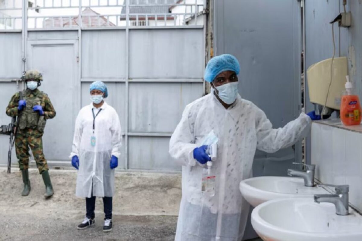Seven Americans quarantining at Kenya Ebola facility after US travel ban, Aid group says 1 Health Workers at Kenya Ebola Facility