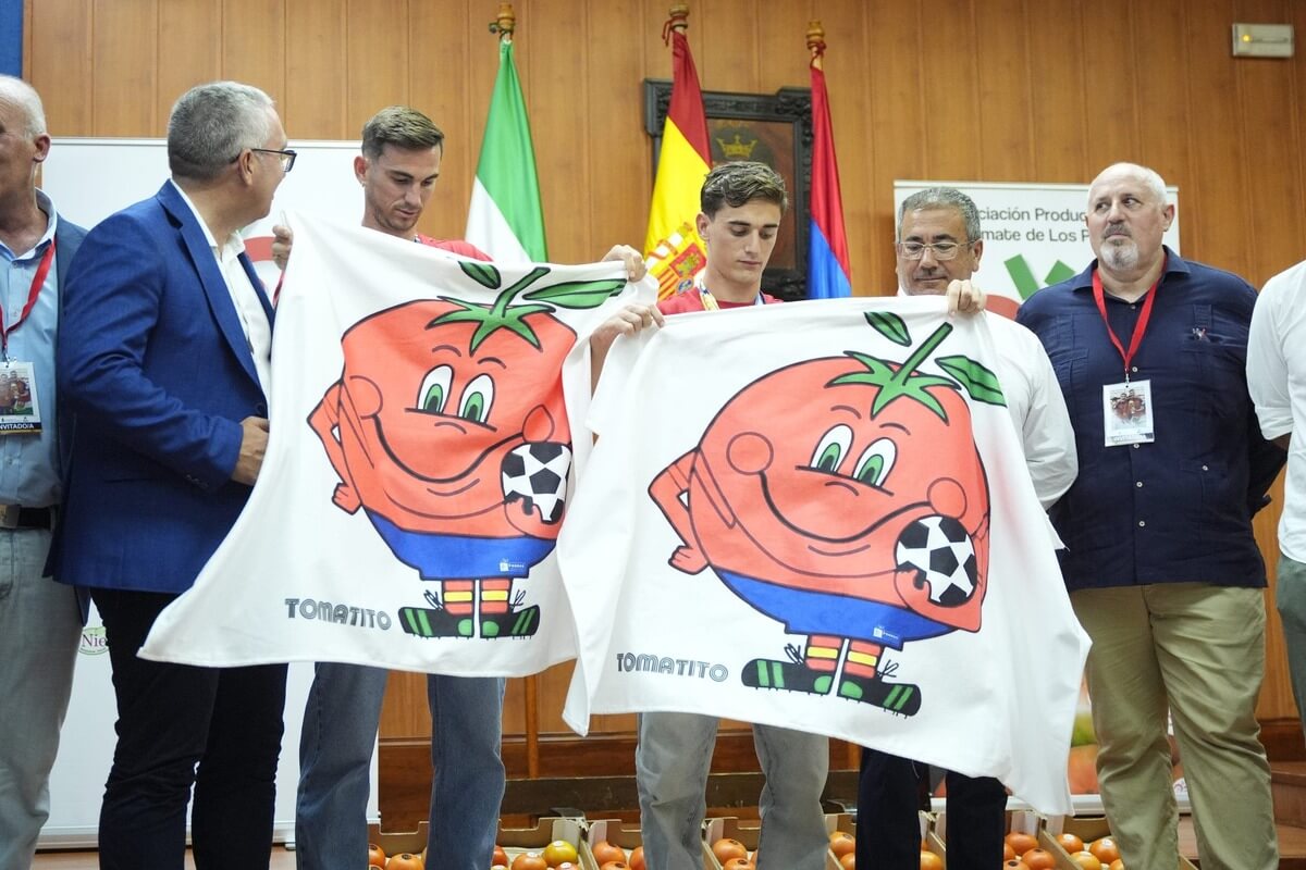 Ruiz and Gavi together being presented tomatoes based on their weight after their World Cup triumph 