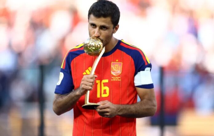 Rodri celebrating the World Cup trophy for Spain